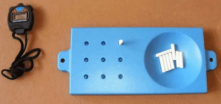 9 Delikli Çivi Testi (9-HPT, 9 Hole Peg Test)